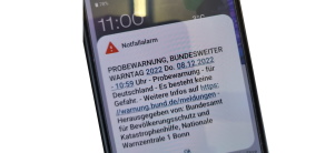 Nahaufnahme eines Handys das eine Notfallmeldung anzeigt.