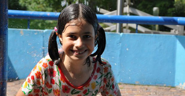 Girl playing at a swimming pool (Photo: City of Heidelberg)