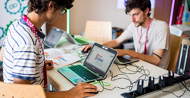 Zwei Männer sitzen gegenüber voneinander und arbeiten am Laptop (Foto: Dittmer)