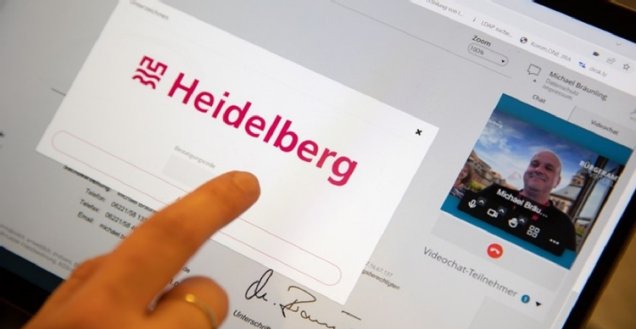 Finger, der auf einem Tablet den virtuellen Bürgerservice auswählt