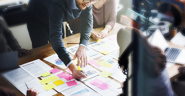 Brainstorming in der Gruppe (Foto: Rawpixel.com/shutterstock.com)