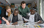 Refugees taking a language course (Photo: Rothe)