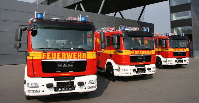 Nahaufnahme der Fahrzeugfront eines Löschfahrzeug mit Schriftzug Feuerwehr