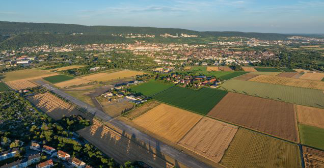 Blick auf die ehemalige Landebahn des Airfields.