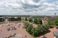 Ein Blick von oben auf die neue Südstadt mit dem Paradeplatz: renovierte Bestandgebäude, moderne Neubauten und umstrukturierte Freiflächen bieten den Bewohnerinnen und Bewohnern einen facettenreichen Stadtteil. (Foto: Christian Buck)