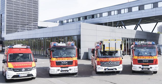 Aufnahme des Löschzuges der Berufsfeuerwehr mit vier Fahrzeugen