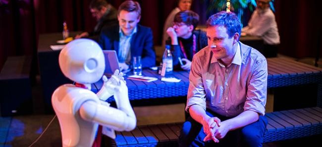 海德堡机器人与男人的互动。 （照片：Diemer)