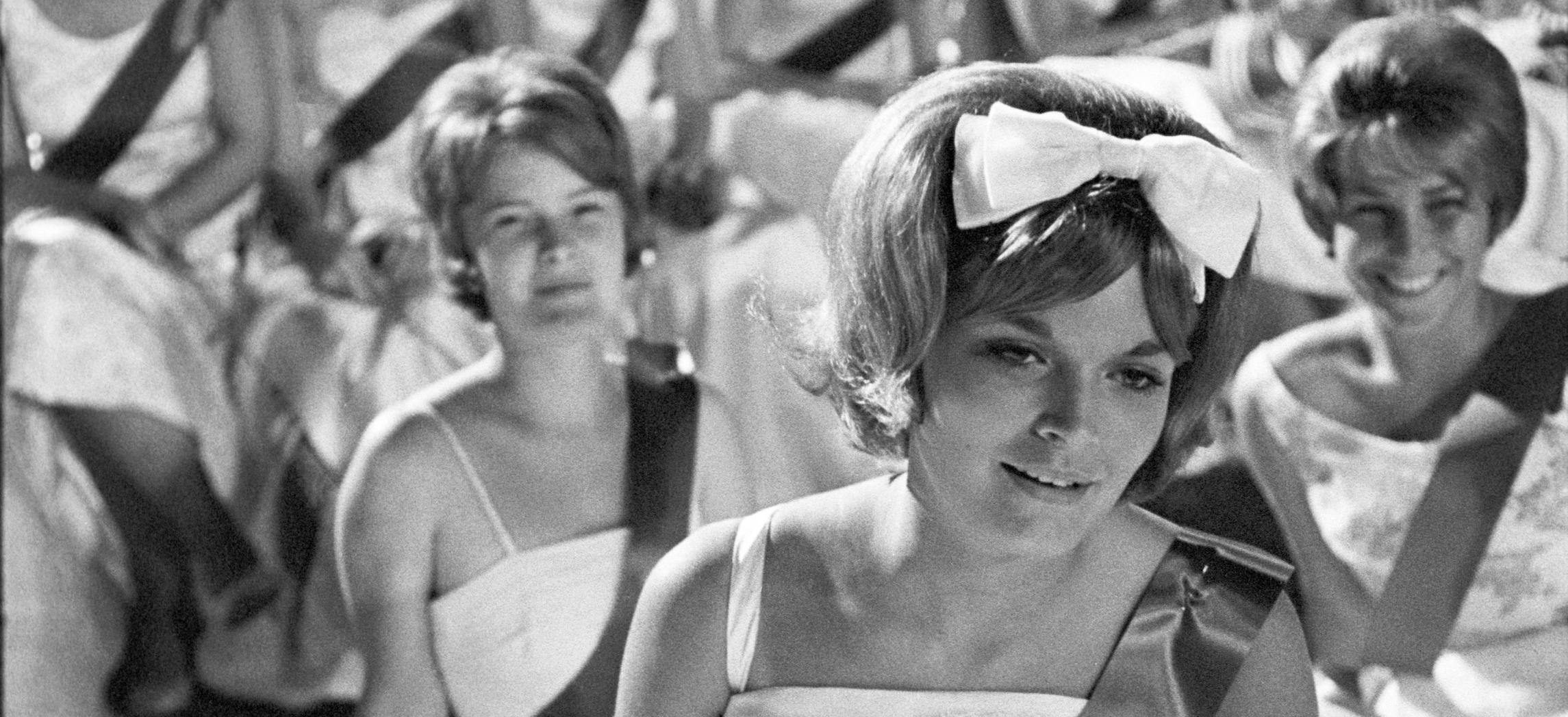 Wahlparty der Republikaner, Südstaaten USA, USA 1964 by Max Scheler sitzende Frauenmenge mit weißen Ballkleidern und Scherpe und USA Handfähnchen