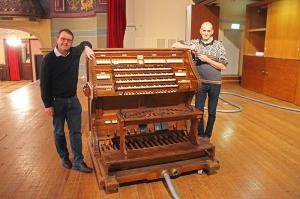 Orgelbaumeister Hans-Jürgen Reuschel (rechts) untersuchte kürzlich gemeinsam mit Organist Prof. Dr. Gerhard Luchterhandt (links) von der Hochschule für Kirchenmusik Heidelberg die historische Orgel (Foto: Stadt Heidelberg)