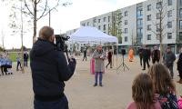 Oberbürgermeister Würzner spricht vor einigen Personen.