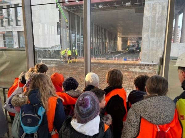 Kinder beobachten die Arbeiten vom Querbahnsteig