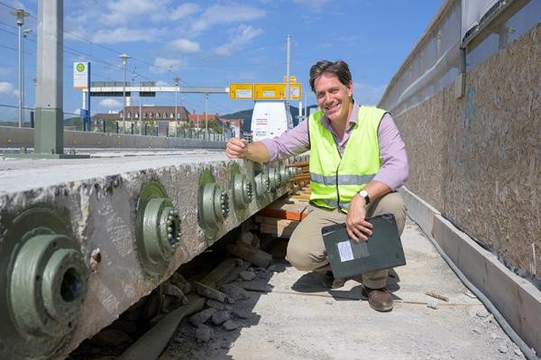 Erster Bürgermeister Jürgen Odszuck auf der Montpellierbrücke