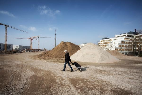 Pionierinnen und Pioniere im jungen Stadtteil: Festes Schuhwerk zu tragen, war einst ein Muss beim Einkaufen. Das Foto entstand vier Jahre nach dem Einzug der ersten Bewohnerinnen und Bewohner im Jahr 2016 nahe des heutigen Einkaufszentrums „Westarkaden“ mit Blick in Richtung Grüne Meile/Spitzes Eck. 