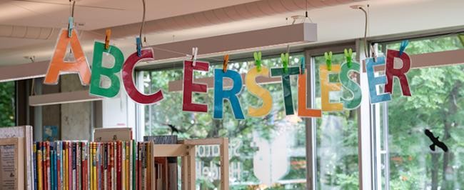 Buchstaben-Girlande an Decke der Kinderbücherei (Foto: Kempf)