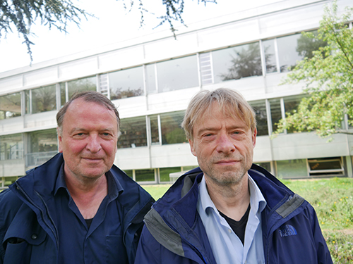 Foto der Schauspieler Klimke und Seifert im Park vor der Stadtbücherei