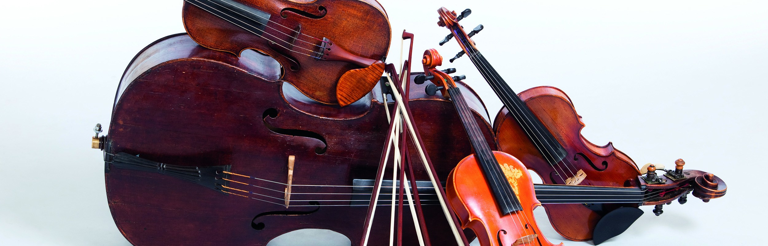 Cello mit drei Violinen (Foto Stockphoto)