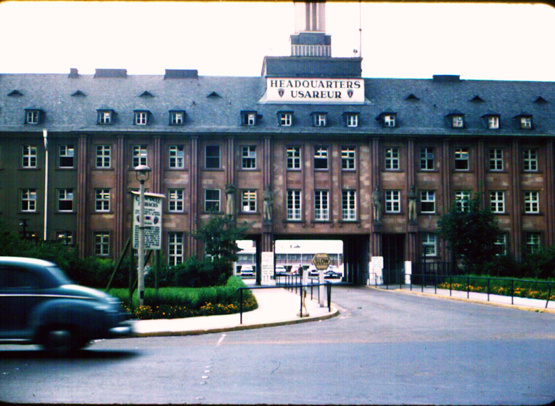 Das Hauptquartier der US Army in Heidelberg in den 50er Jahren. Ein großes Gebäude mit Durchfahrt.