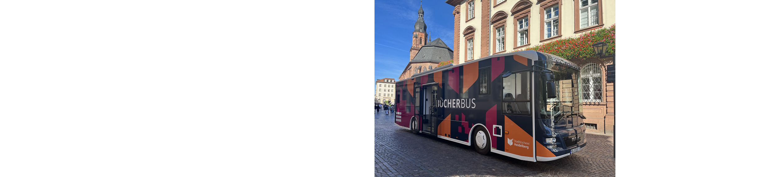 Bücherbus vor dem Rathaus