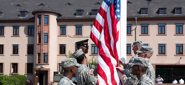 Soldaten beim Fahnenappell zum Abschied der US Army aus Heidelberg 