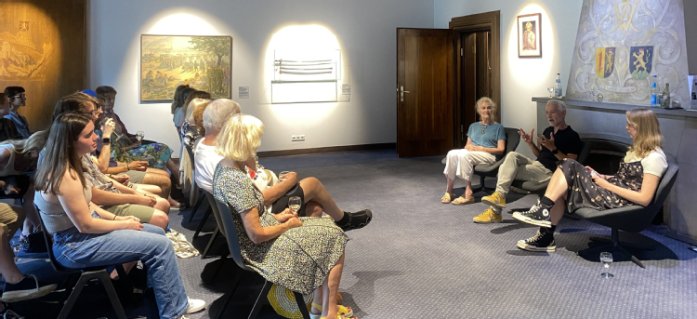 History Harvest im Kaminzimmer des Mark Twain Center. Menschen sitzen und hören einem Interview zu.