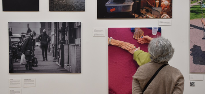 Visitor in the exhibition Picturing the Pandemic (photo: MTC)