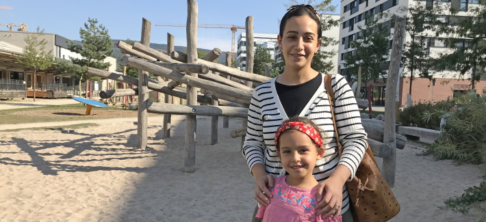 Sahar und Ella Alyeldien im Zollhofgarten (Foto: Stadt Heidelberg)