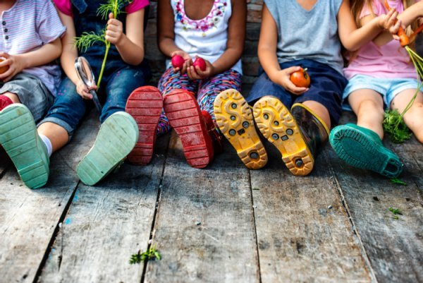 Gruppe von sitzenden Kindern  