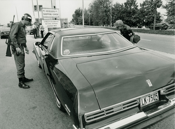 Pkw-Kontrolle vor dem Shopping-Center, Heidelberg 1981 (Foto: Stefan Kresin, Stadtarchiv Heidelberg, )St