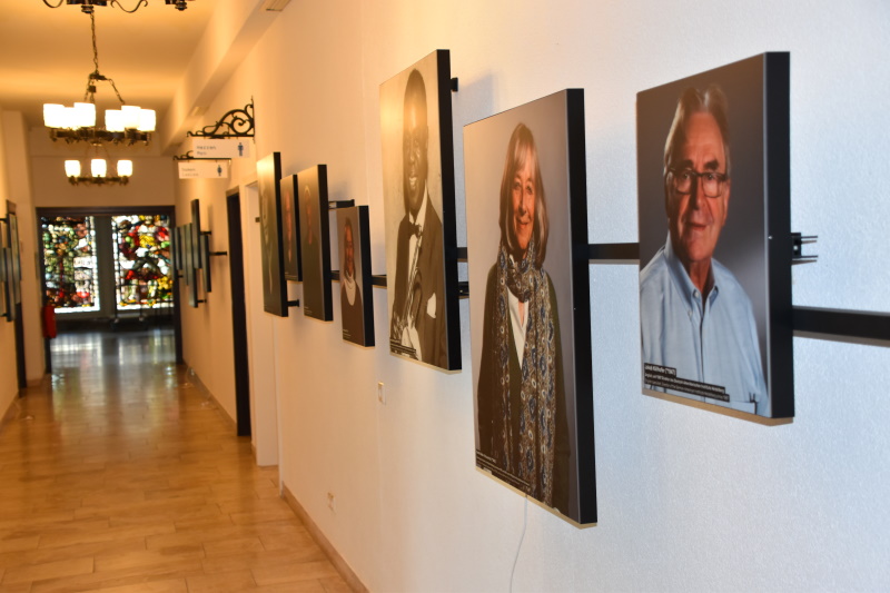 Zeitzeugen-Portraits in der Dauerpräsentation des Mark Twain Center (Foto: MTC)