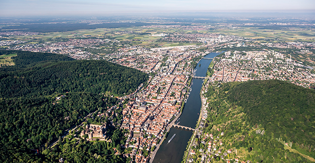 Luftbild auf Heidelberg mit Neckar und den Waldhängen