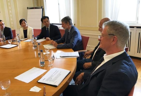 Im Gespräch (von links nach rechts): Amy Liao (Jewish Refugees Museum/Foreign Affairs Office Shanghai-Hongkew), Distriktbürgermeister WU Yanfeng, Kulturbürgermeister Dr. Joachim Gerner, Dr. Peter Blum (Stadtarchiv) und Bernd Köster (Bürgeramt)