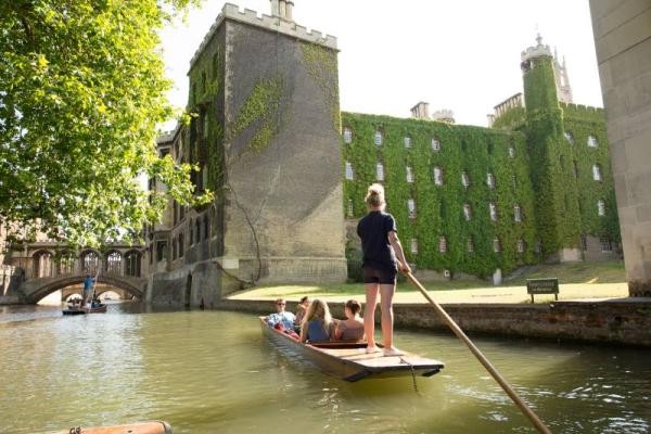 Punting tour along St. John's College (picture: Iain Lewis/ www.visitcambridge.org) Punting tour along St. John's College (picture: Iain Lewis/ www.visitcambridge.org)