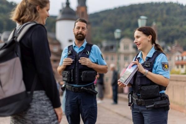 Die Einsatzkräfte des Kommunalen Ordnungsdienstes bei der täglichen Beratung von Bürgerinnen und Bürgern. 