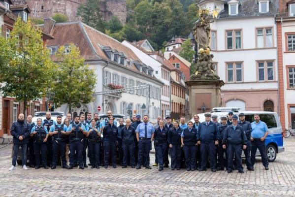 Die Einsatzkräfte des Kommunalen Ordnungsdienstes zusammen mit dem Gemeindevollzugsdienst auf dem Kornmarkt