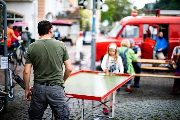 Spaß für alle Altersgruppen beim Mini-Air-Hockey.