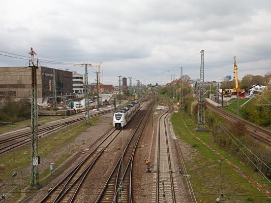 Blick von der Czernybrücke auf den zukünftigen Standort der Brücke. (Foto: Stadt Heidelberg) Blick über ein Gleisfeld