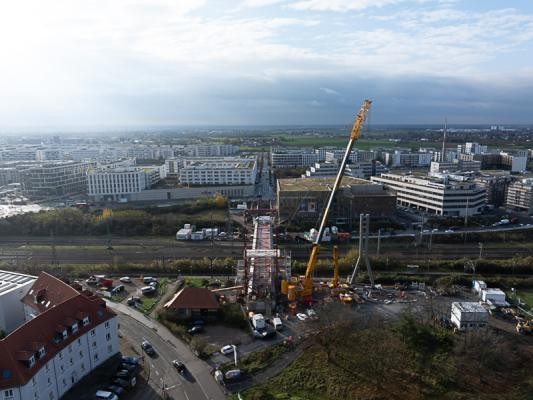 Luftaufnahme der Baustelle: Die Gneisenaubrücke bildet die Verlängerung der Da-Vinci-Straße. (Foto: Buck) Luftaufnahme der Baustelle: Die Gneisenaubrücke bildet die Verlängerung der Da-Vinci-Straße.