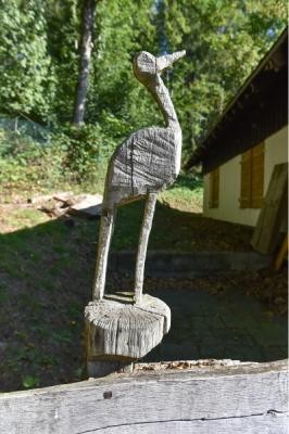 Holzskulptur an der Kreativwerkstatt.