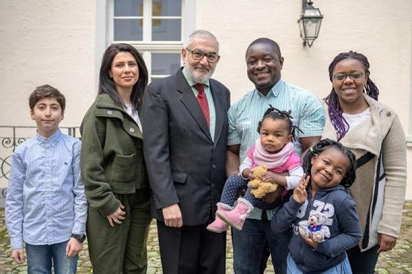 Einbürgerung durch Bürgermeister Erichson (Foto: Rothe)