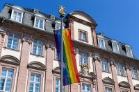Eine Regenbogenflagge vor dem Heidelberger Rathaus.