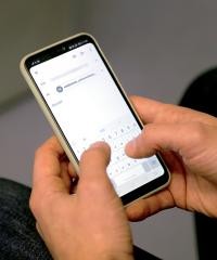 Mann am Telefon (Foto: Stadt Heidelberg) Mann am Telefon