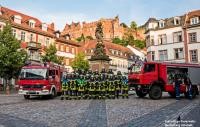 Die Mannschaft der Abteilung Altstadt (Foto: Feuerwehr Altstadt) Gruppenfoto der Mannschaft der Abteilung Altstadt mit Fahrzeugen auf dem Kornmarkt