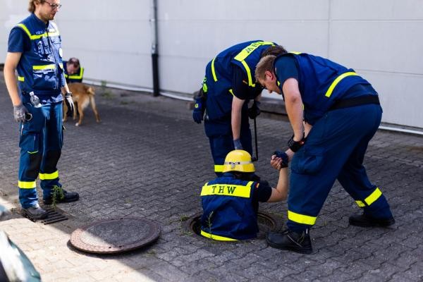 Einsatzkräfte des THW bei der Personensuche.