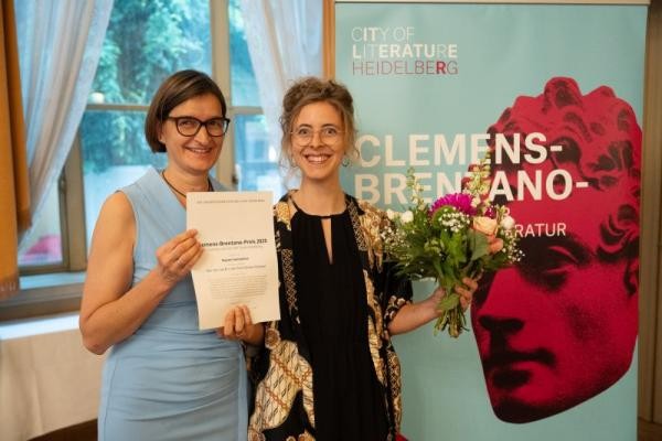 Clemens-Brentano-Preis 2025 an Noemi Somalvico (Foto: Gös) Bürgermeisterin Pfister übergibt den Brentano Preis