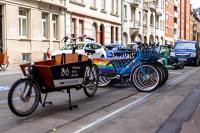 Eine Mobilitätsstation mit Aufstellflächen für Lastenräder, Mietfahrräder und E-Scooter ist ein Element von vielen, mit denen Verkehrsberuhigte Bereiche in Heidelberg künftig umgestaltet werden können. (Foto: Tobias Dittmer) Ein Lastenfahrrad und mehrere VRN Nextbike Leihräde stehen aufgereiht am Straßenrand.