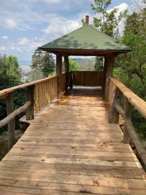 Schutzhütte mit Ausblick in die Rhododendren