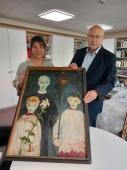 Erfreuliche Neuzugänge im Stadtarchiv: Diana Bartel-Moufang (Heidelberg) übergibt zwei Ölgemälde des Heidelberger Malers Rainer Motz gen. Munke aus dem Besitz der Familie Pohl an Dr. Peter Blum, Leiter des Stadtarchivs; hier: Pfarrer mit zwei Meßdienern. (Foto: Stadt Heidelberg) Pfarrer mit zwei Meßdienern.