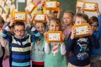 Eine Schulklasse hält die Brotboxen in die Kamera