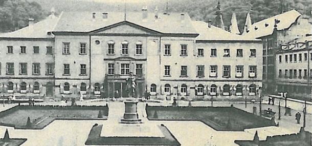 Historische Aufnahme des Uniplatzes mit der Neuen Universität in der Heidelberger Altstadt 
