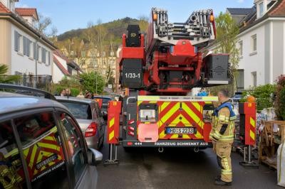 Durch Gehwegparken in der Bachstraße war für Rettungsdienste und Feuerwehr oft kein Durchkommen mehr. Eine Rettung kann so entscheidend verzögert werden. (Foto: Philipp Rothe) Feuerwehrauto im Einsatz